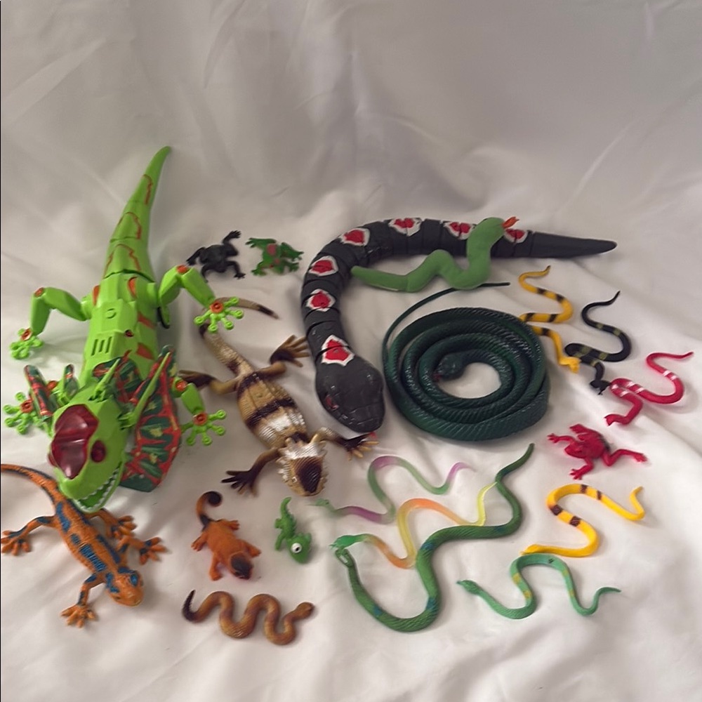20pcs Reptile Toy Set, 12 Snakes Toys , 3 Frogs Toys, 5 Lizards Toys